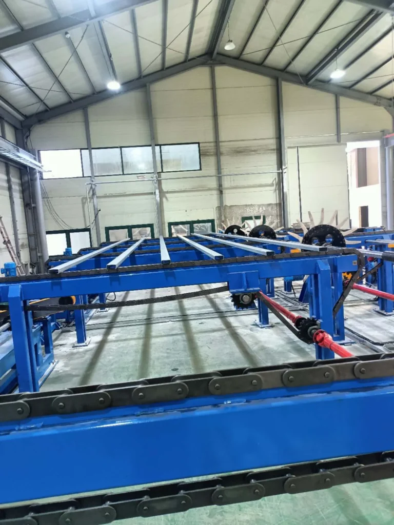 Chain feeding table of the spray line