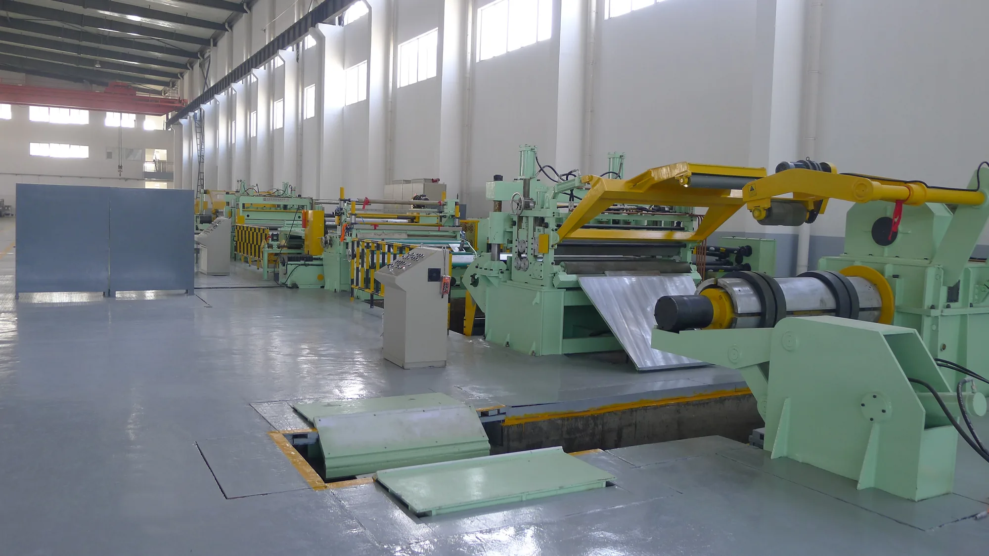 Entry end of a steel coil slitting machine with the uncoiler and coil car
