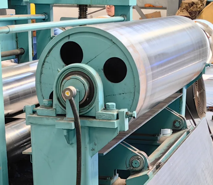 Measuring roll on a slitting line