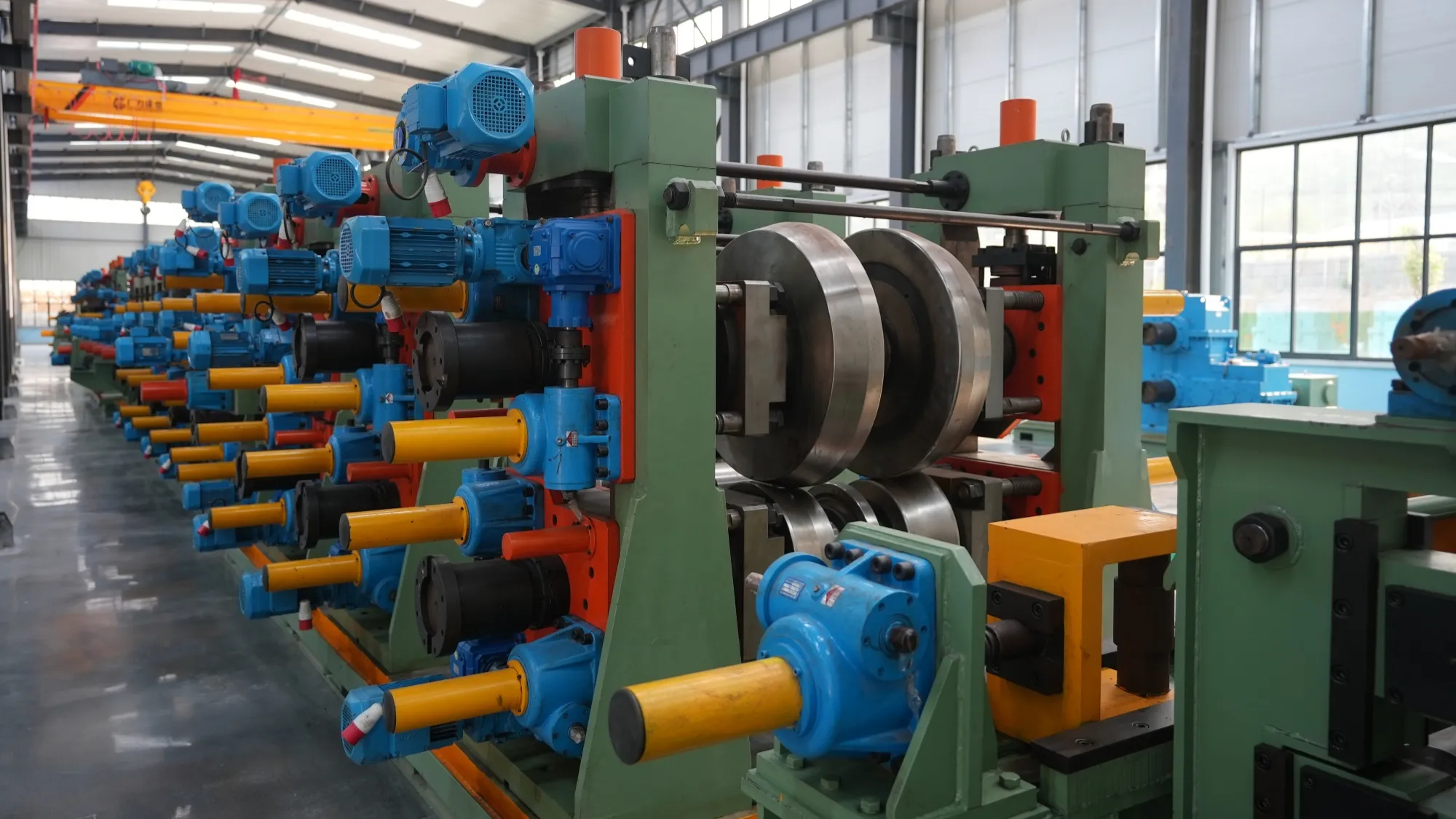 Combined forming rolls on a direct-forming square tube mill