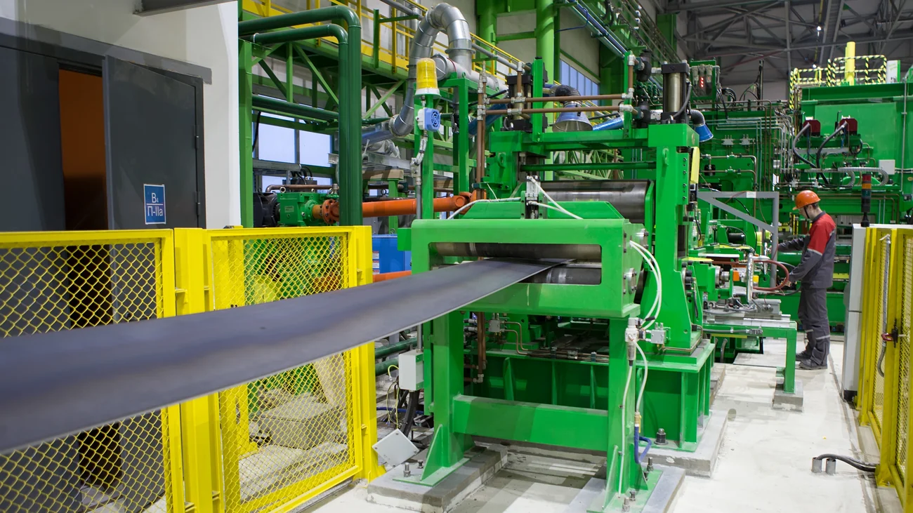 Strip passing the five-roller pinch leveller of an HG508 large diameter pipe mill
