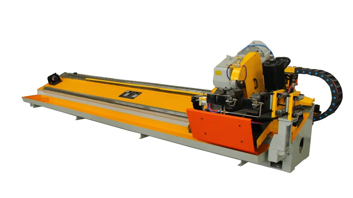 Flying saw cutting welded pipe to length