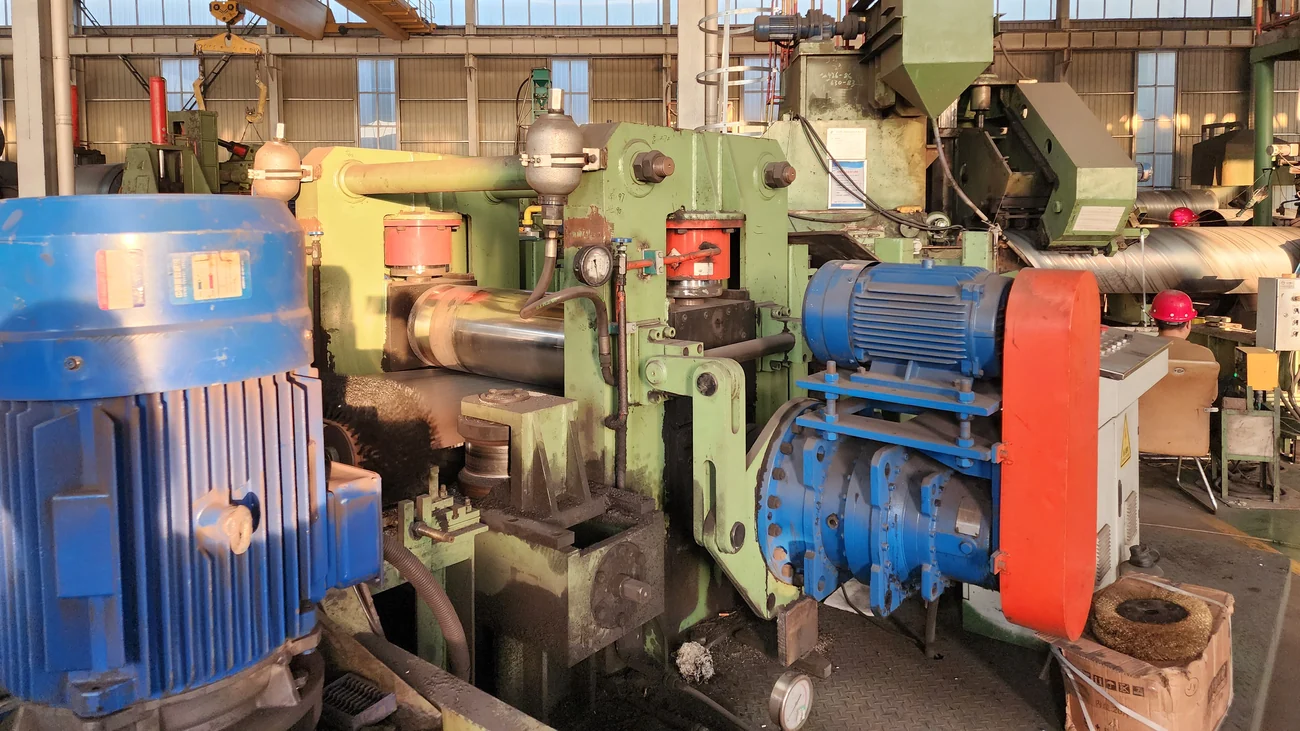 Uncoiler and five-roll leveller at the entry of the spiral pipe mill