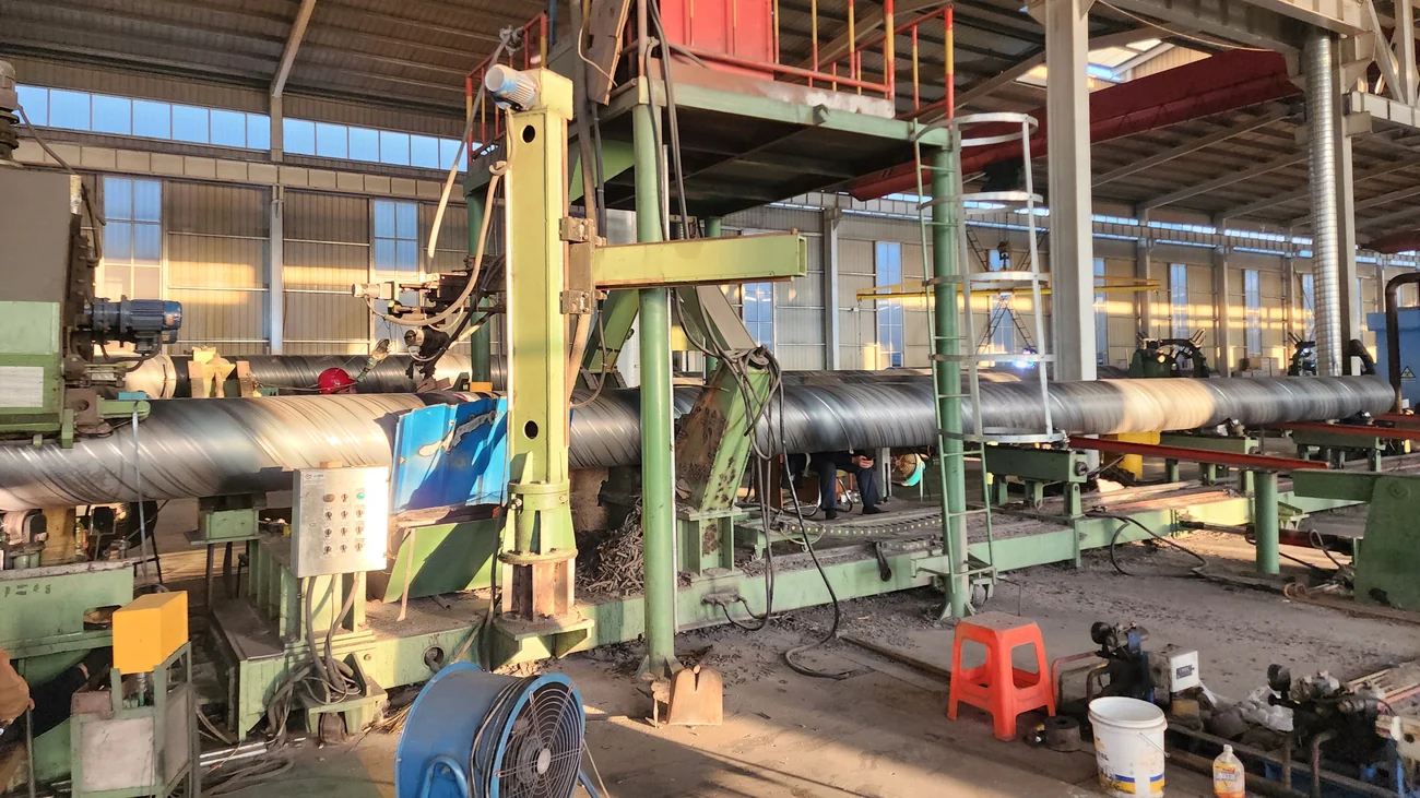 Inner welding station and spiral pipe leaving the forming section