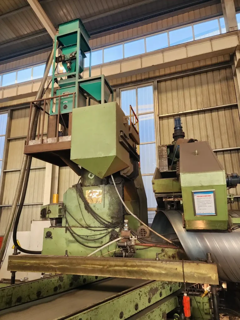Flux hopper and welding head above the forming point of the spiral mill