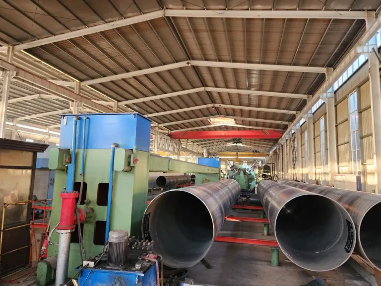 Large spiral welded pipes on the run-out line of a spiral pipe mill