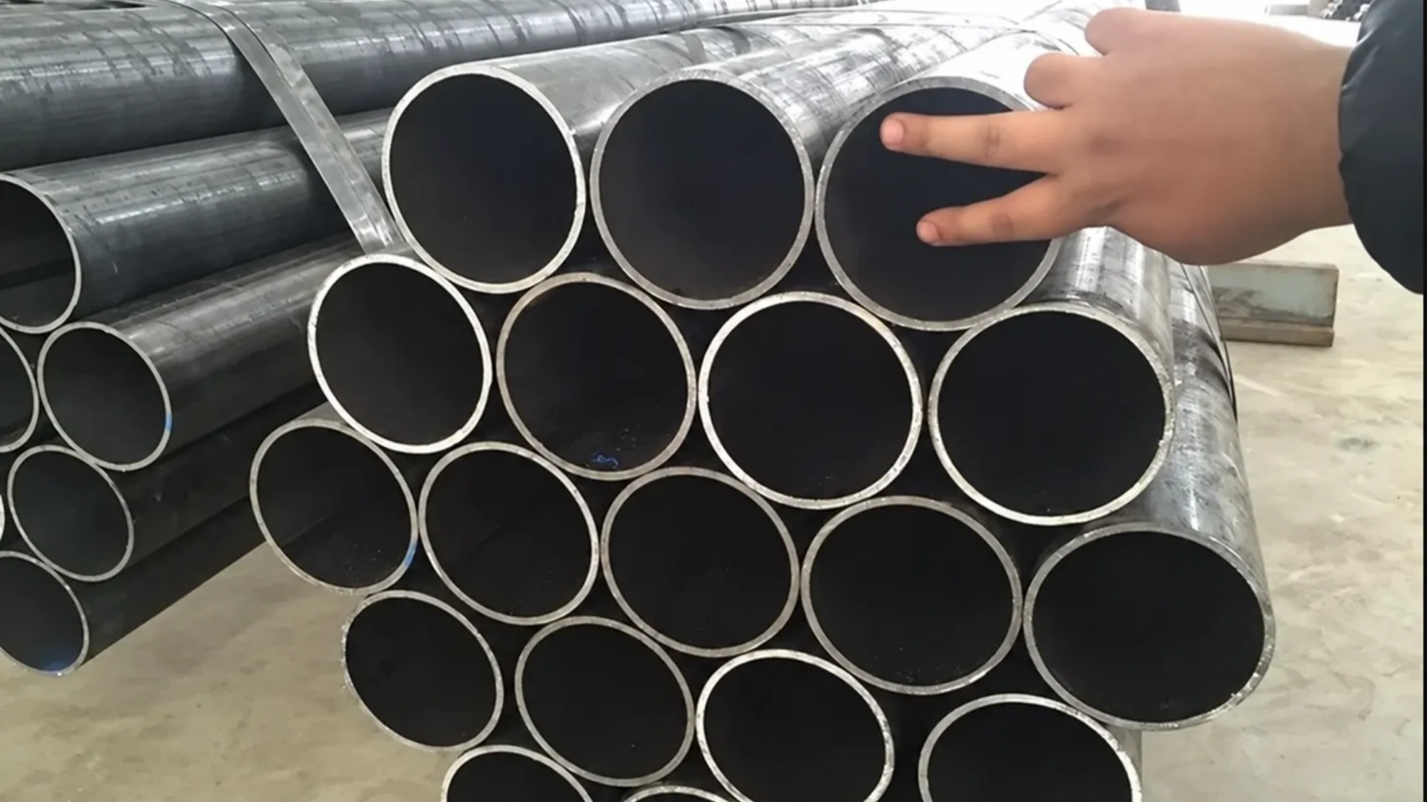 Finished round welded pipe