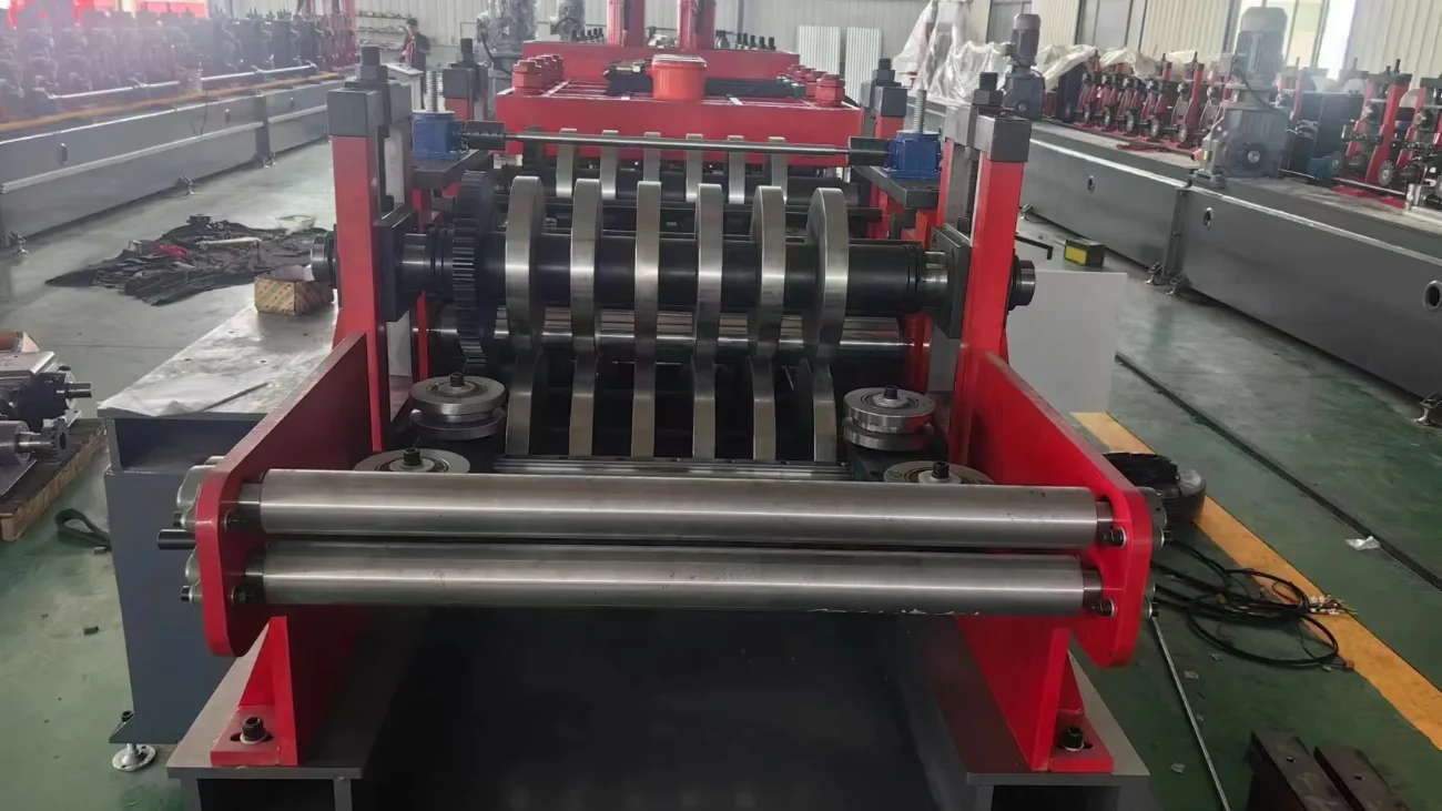 Multi-roll forming machine shaping a wide purlin profile