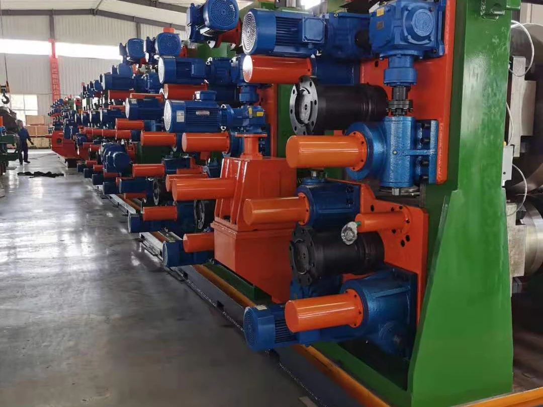 Row of servo-adjusted forming stands on a direct forming square tube mill