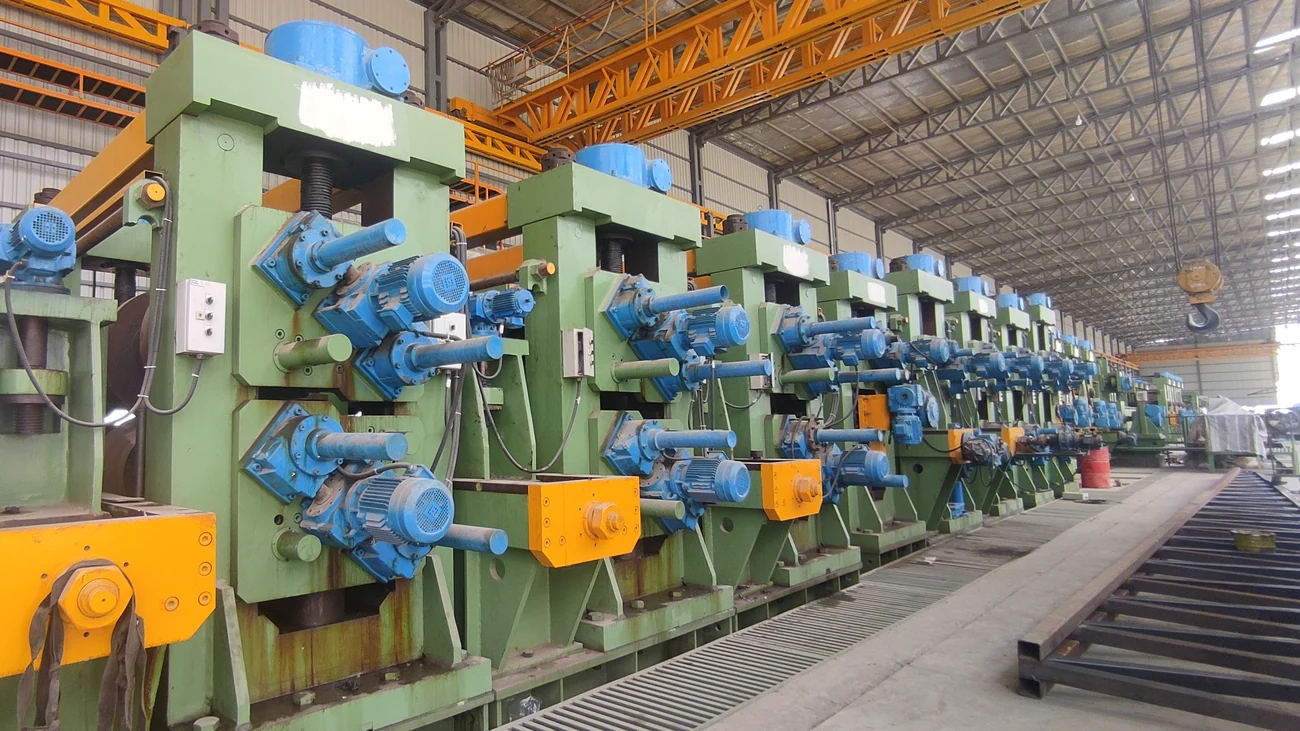 Heavy forming stands with servo motors on a direct forming square tube mill