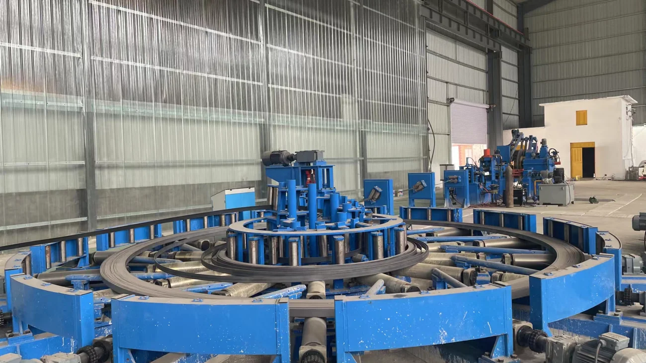 Strip accumulator at the entry of the H-beam welding line