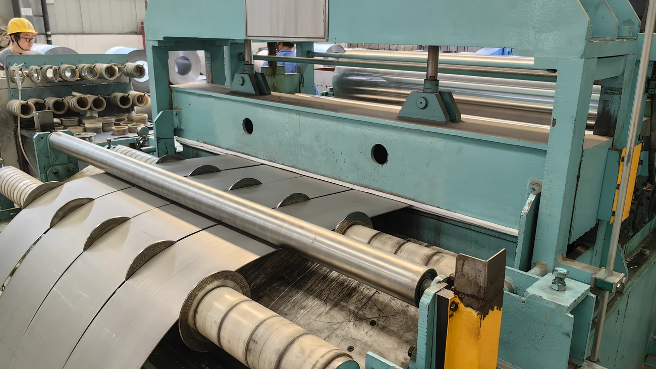 Slitting line: coil passing through the disc knives into narrow strip