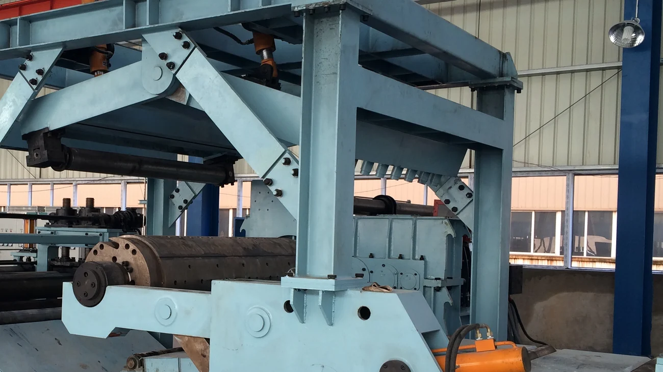 Unloading car under the recoiler of a steel coil slitting line