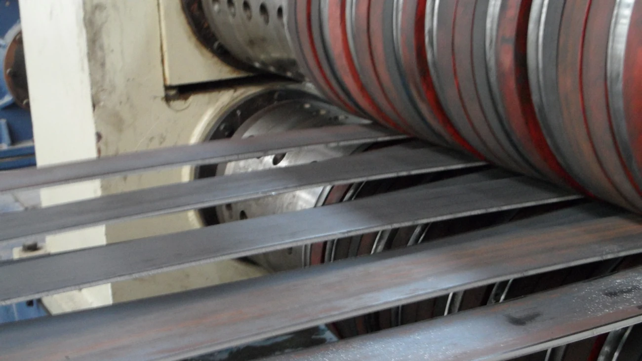 Slit strips leaving the slitter knives