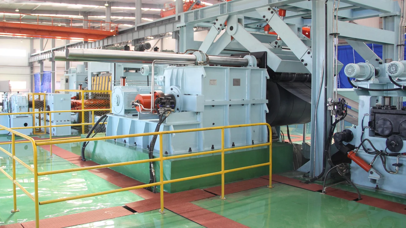 Recoiler with separator arms holding slit coils