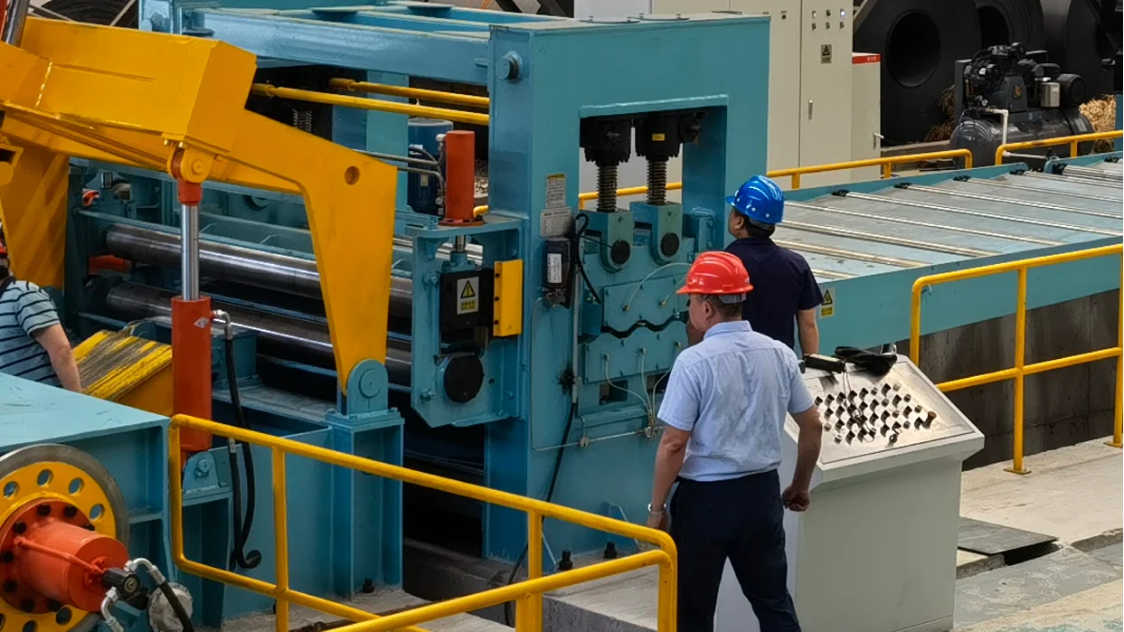 Pre-leveller at the entry of a slitting line